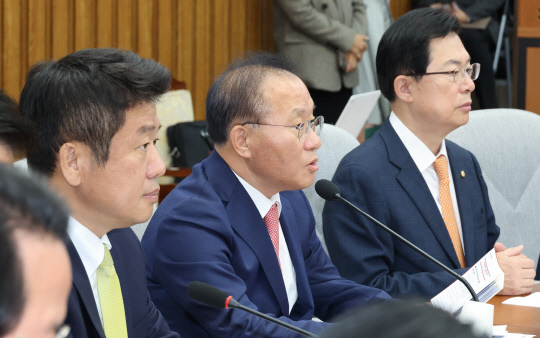 윤재옥(가운데) 국민의힘 원내대표가 24일 국회에서 국정감사 대책회의를 하고 있다. 왼쪽부터 유의동 정책위의장, 윤 원내대표, 이만희 사무총장.<연합뉴스>